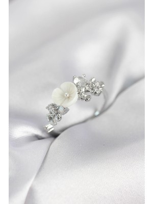 Calperia Gümüş Renk Pirinç Çiçek Model Zirkon Taşlı Kadın Yüzük