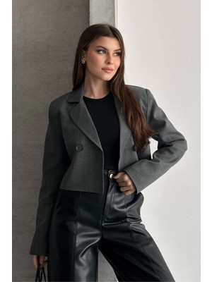 AKD Atelier Kadın Blazer Ceket Crop Kruvaze Yaka Çift Düğmeli Regular Kısa Ceket