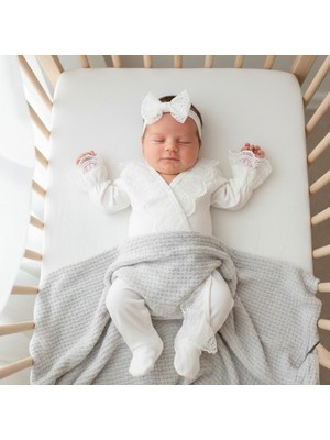 Babytex Bebek Beyaz Dantelli Patikli Tulum – Kruvaze Yaka Uzun Kollu Mevlüt ve Hastane Çıkışı Zıbını