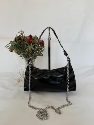 Melecco Siyah Rugan Zincir Askılı Kadın Omuz Çantası – Zımbalı Y2K Baget Model