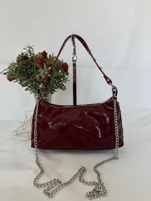 Melecco Bordo Rugan Zincir Askılı Kadın Omuz Çantası – Zımbalı Y2K Baget Model