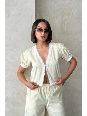 Caddebostan Moda Güpür Detaylı Çizgili V Yaka Kısa Kollu Crop Bluz