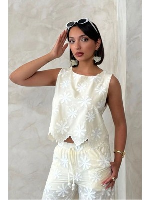 Caddebostan Moda Nakışlı Kolsuz Bluz Çiçek Desenli Fisto Detaylı Şık Yazlık Bluz