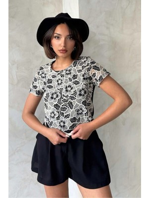 Caddebostan Moda Çiçek Desenli Dantel Bluz Kısa Kollu Bisiklet Yaka Şık Crop Üst