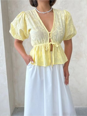 Caddebostan Moda Önden Bağlamalı Nakışlı Vual Bluz Fisto Detaylı Balon Kol Peplum Bluz