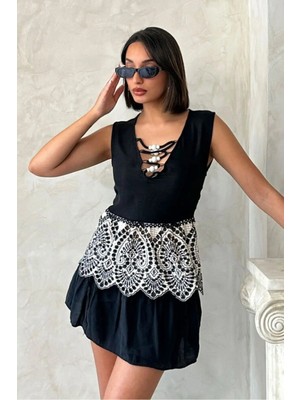 Caddebostan Moda Kadın Nakışlı Kolsuz Incili Göğüs Dekolteli Şık Bluz