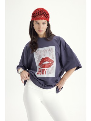Mai Lip Print Oversize Füme T-Shirt