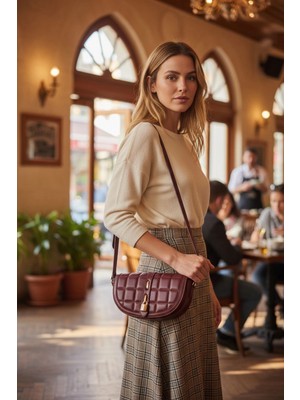 Milabella Stella Bordo Kilit Aksesuarlı Kapitone Desenli Çapraz Askılı Trend Kadın Omuz Çantası