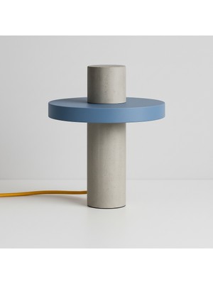 Biton Design El Yapımı Beton Masa Lambası Mavi Diskli Gri Gövde