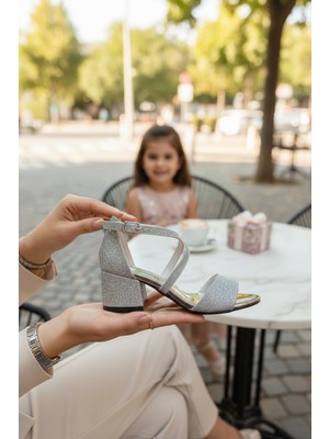 Enoch Kız Çocuk Işıltılı ve Çapraz Bantlı Topuklu Sandalet