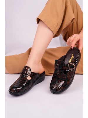 Akgün Terlik Kadın Hakiki Deri Kahve Yılan Dokulu Ortopedik Terlik