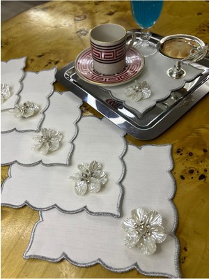 Minoza 6 Adet Çiçek Broşlu Kenar Nakışlı Leke Tutmaz Gardenya Kumaş Kokteyl/kahve Sunum Peçetesi