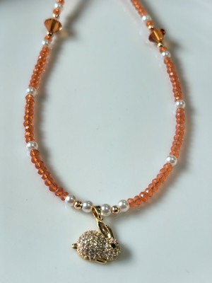 Kolye – Zirkon Taşlı Tavşan Figürlü, Amber Kristal ve Cam Inci Boncuklu – Thinblack