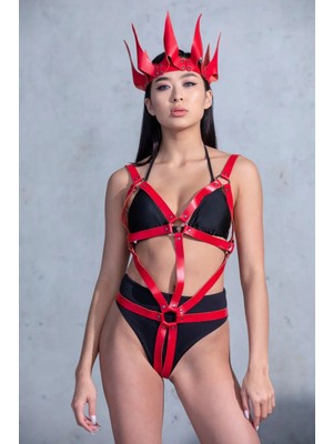 Byen Giyim Gülüşünde Saklıparti Modelisı Kraliçe Gibi Hissedeceksin Kırmızı Harness Fantezi Kostüm Sıra Sende