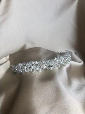 Byen Giyim Sadelikten Yananci ve Kristal Boncuklu Gelin Tacı