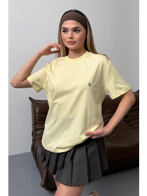 Giysa Kadın Gümüş Aksesuar Detaylı %100 Pamuklu T-Shirt Sarı - 26Y 26510