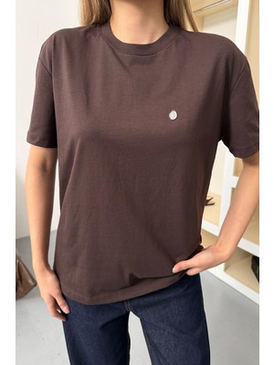 Giysa Kadın Gümüş Aksesuar Detaylı %100 Pamuklu T-Shirt Kahverengi - 26Y 26510