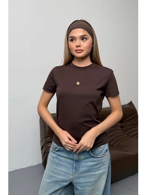 Giysa Kadın Lale Aksesuarlı %100 Pamuklu T-Shirt Kahverengi - 26Y 26516