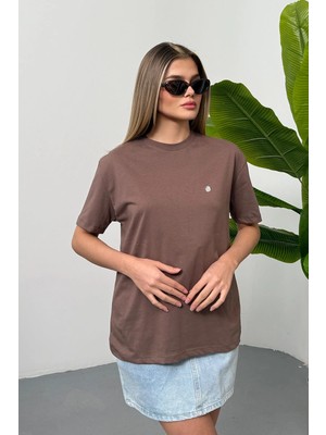 Giysa Kadın Gümüş Aksesuar Detaylı %100 Pamuklu T-Shirt Açık Kahverengi - 26Y 26510