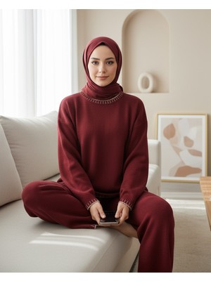 Modamorfo Yuvarlak Yaka Uçları Nakış Detaylı Triko Takım  -Bordo
