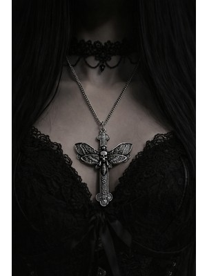 Herşey Nota Kanat Detaylı Kuru Kafa Figürlü Haç Kolye – Antik Gümüş Ton Zincirli Unisex