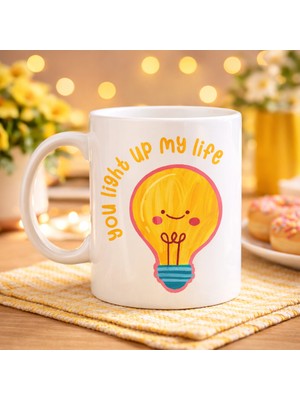 İsmiyle Al You Light Up My Life Tasarımlı Porselen Kupa Model 15 - Sevimli Ampul Desenli Hediyelik Kahve Kupa