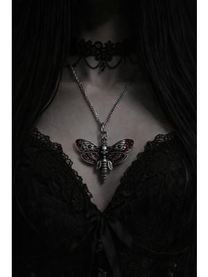 Herşey Nota Kırmızı Kanat Detaylı Kuru Kafa Figürlü Böcek Kolye – Siyah Kaplama 60 cm Zincirli