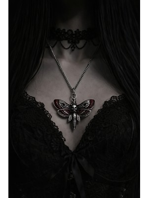 Herşey Nota Kırmızı Detaylı Kuru Kafa Figürlü Kanatlı Kolye – Siyah Kaplama 60 cm Zincirli