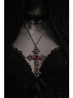 Herşey Nota Kırmızı Mine Detaylı Işlemeli Haç Kolye – Antik Gümüş Ton 60 cm Zincirli