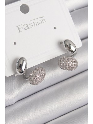 İsmiyle Al Pirinç Gümüş Renk Zirkon Taşlı Bombeli Model Kadın Küpe