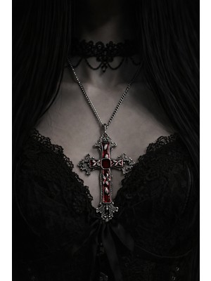 Herşey Nota Kırmızı Mine Detaylı Haç Kolye – Antik Gümüş Ton 60 cm Zincirli Metal Tasarım