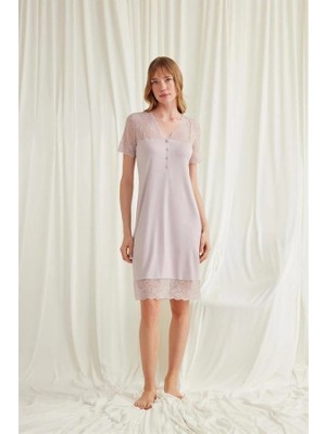 Amora Secret Özel Tasarım Yakası Kolu Omzu ve Etek Ağzı Dantelli Önü Düğmeli Gecelik