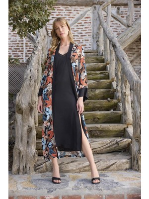 Civetta Çiçekve Yaprak Desenli Dantelli ve Dekolteli Sabahlık Pijama Takımı