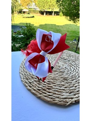 Kirpi Toka Atatürk ve Imza Baskılı Tüylü Kırmızı Taç Çocuk Gösteri Tacı ve Fiyonk Tokası (Ayrı Kullanılabilir)