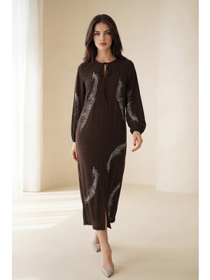 Setre Acı-Kahve Yakada Bağlama Detaylı Taşlı Uzun Kollu Yırtmaçlı Midi Boy Elbise