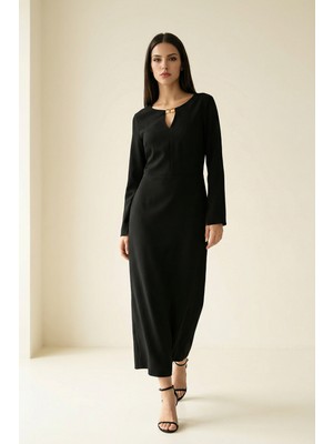 Setre Siyah Boyunda Aksesuar Detaylı Uzun Kollu Belden Oturtmalı Midi Boy Elbise