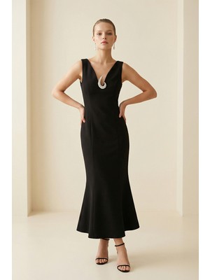 Setre Siyah Yaka Ve Aksesuar Detaylı Tam Kalıp Midi Boy Elbise