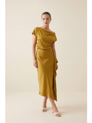 Setre Safran Yaka Ve Etek Detaylı Belden Oturtmalı Midi Boy Elbise