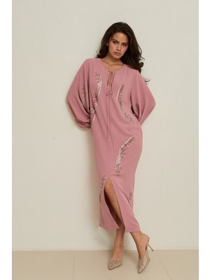 Setre Koyu Pudra Yakada Bağlama Detaylı Taşlı Uzun Kollu Yırtmaçlı Midi Boy Elbise