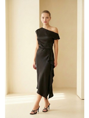 Setre Siyah Yaka Ve Etek Detaylı Belden Oturtmalı Midi Boy Elbise