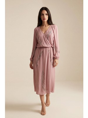 Setre Pudra Yaka ve Taş Detaylı Belden Büzgülü Uzun Kollu Rahat Kesim Midi Boy Elbise