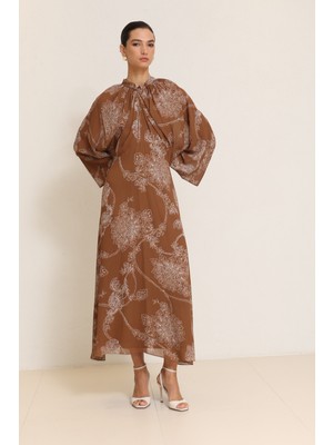 Setre Kahverengi Kol ve Yaka Detaylı Desenli Elbise