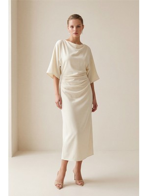 Setre Krem Kol Ve Yaka Detaylı Tam Kalıp Midi Boy Elbise