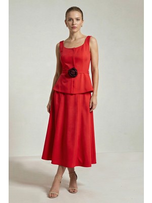 Setre Kırmızı Belde Aksesuar Detaylı Kolsuz Belden Oturtmalı Rahat Kesim Midi Elbise