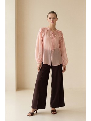 Setre Pudra Bağlama Detaylı, Omuz Fırfırlı Saten Dokulu Bluz