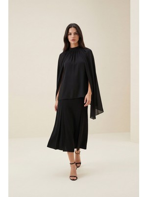 Setre Siyah Drapeli Yaka Detaylı, Pelerin Formlu Rahat Kesim Bluz