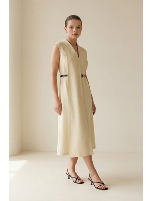 Setre Tereyağ Sarısı V Yaka Asimetrik Kumaş Detaylı Midi Boy Kolsuz Elbise