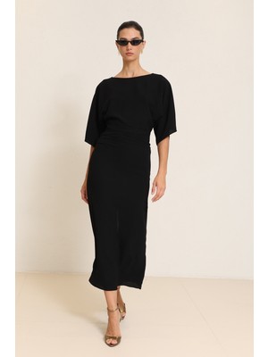 Setre Siyah Kol ve Yaka Detaylı Tam Kalıp Midi Boy Elbise