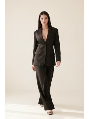 Setre Siyah Yaka Detaylı Ceket Ve Bel Detaylı Pantolonlu Takım