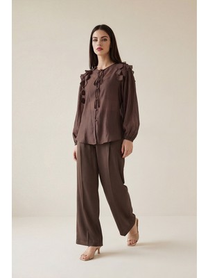 Setre Acı-Kahve Bağlama Detaylı, Omuz Fırfırlı Saten Dokulu Bluz